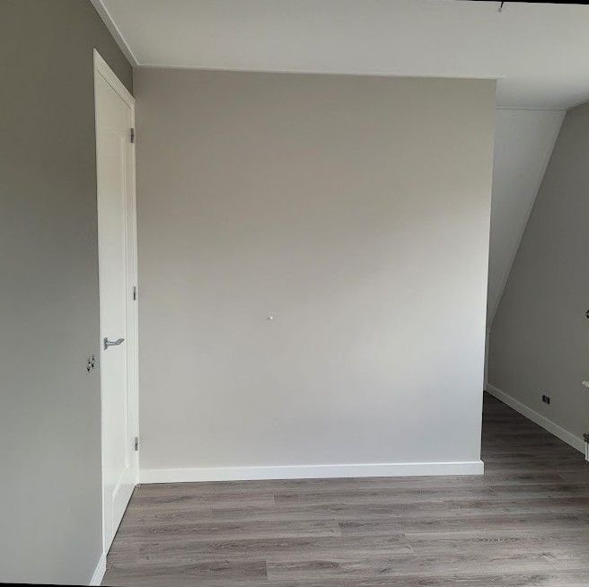 Kamer met schuine wand, grijs geschilderd