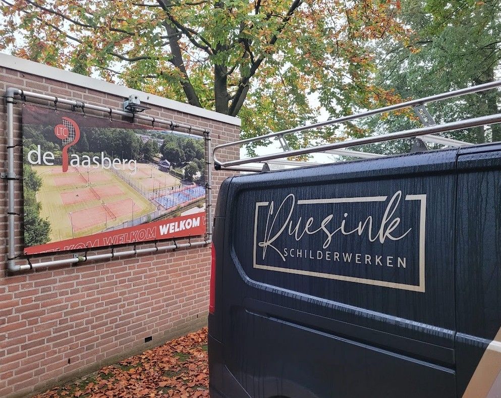 De bus van Ruesink Schilderwerken bij tennisclub de Paasberg